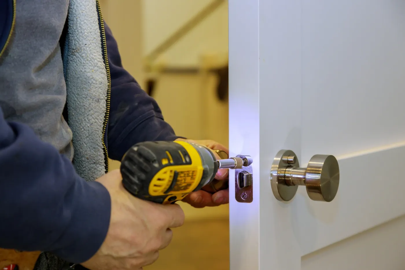 Installation d'une serrure multipoints sur une porte palière à Choisy-le-Roi
